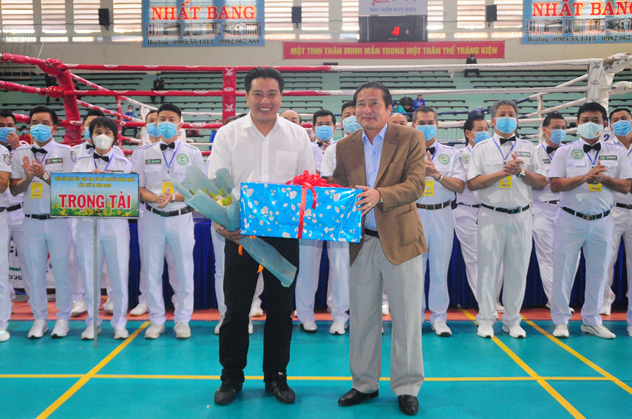 Ông Trần Ngọc Nhung-Giám đốc Sở Văn hóa-Thể thao và Du lịch tỉnh Gia Lai tặng hoa và quà cho đơn vị tài trợ cho giải. Ảnh: Thiên Di