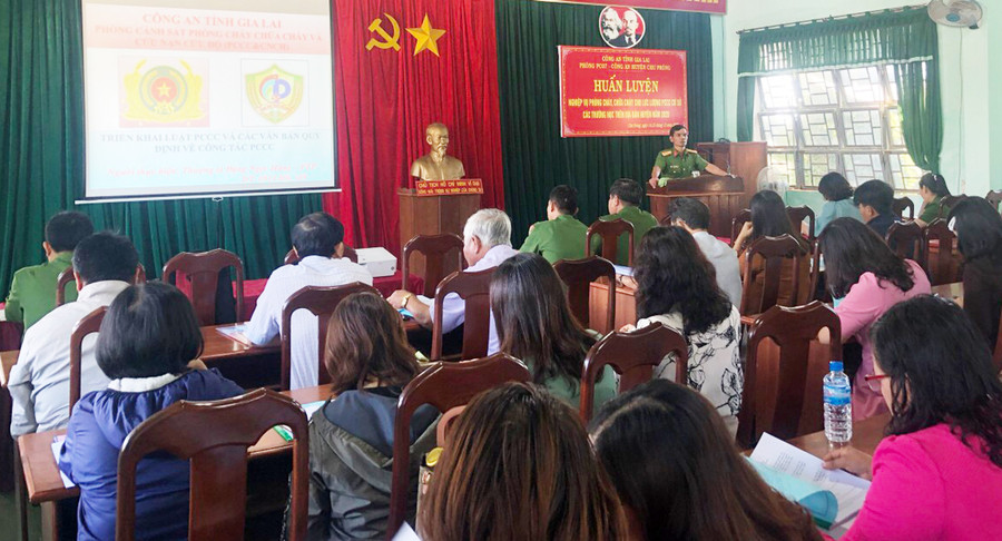  Gần 140 cán bộ, giáo viên, nhân viên tham gia huấn luyện. Ảnh: Văn Ngọc