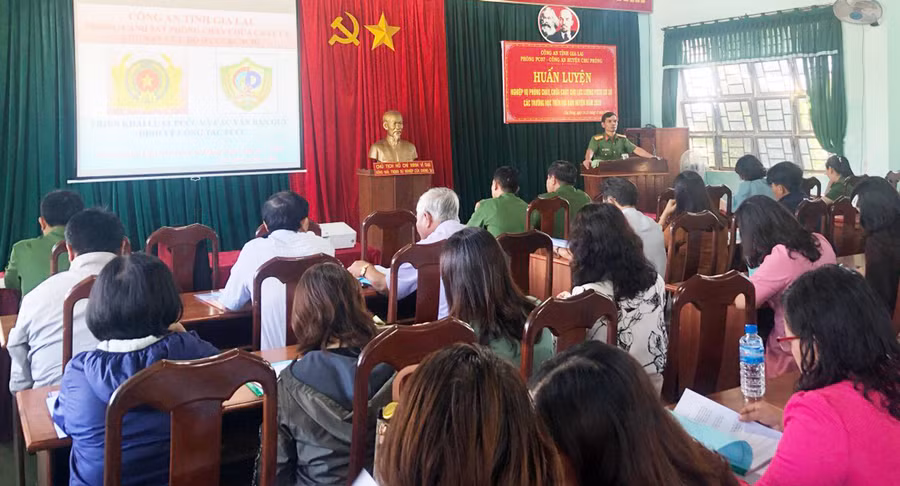  Gần 140 cán bộ, giáo viên, nhân viên tham gia huấn luyện. Ảnh: Văn Ngọc