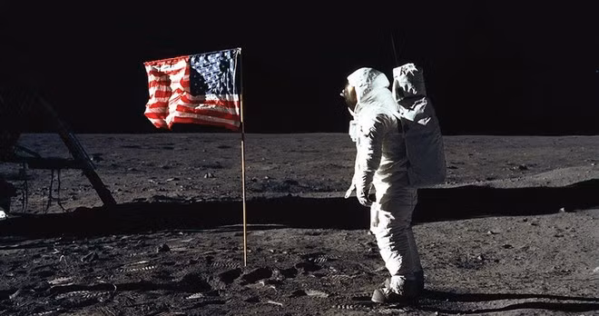 Phi hành gia Mỹ cắm cờ lên mặt trăng trong một sứ mện Apollo NASA