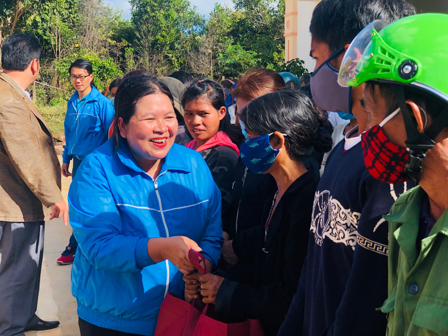 Chị Hà Thị Giang Thảo-Bí thư Tỉnh Đoàn, Chủ tịch Hội Liên hiệp Thanh niên Việt Nam tỉnh Gia Lai tặng quà cho bà con khó khăn xã Đak Sơ Mei (huyện Đak Đoa). Ảnh: Phan Lài