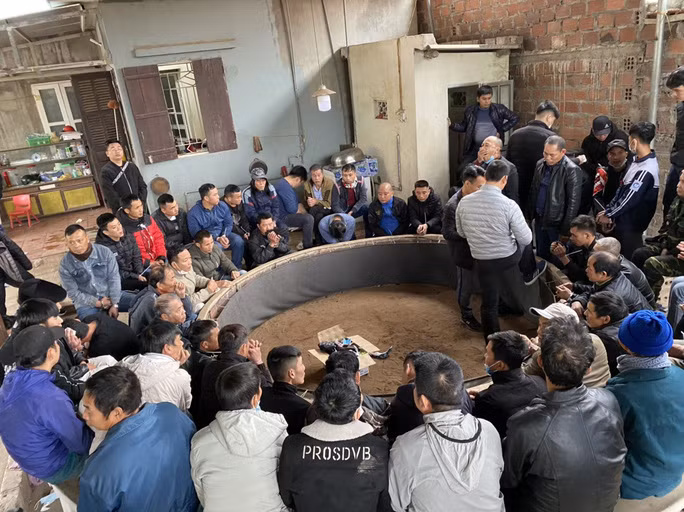 Các con bạc tại sới đá gà Các con bạc tại sới đá gà