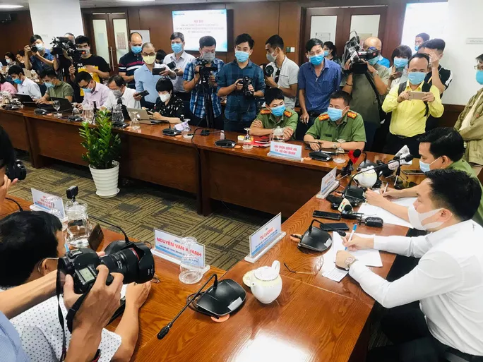 Ngày 28-11, tiếp viên xét nghiệm dương tính. Ba người tiếp xúc với anh ta được cách ly và xét nghiệm. Giáo viên tiếng Anh dương tính với SARS-CoV-2, trở thành bệnh nhân số 1347.