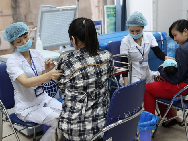 Phụ nữ mang thai tiêm vắc xin uốn ván. Ảnh: NGỌC THẮNG