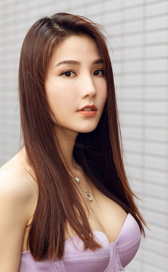 Trong trang phục đi sự kiện giải trí, nữ diễn viên vẫn yêu thích những bộ cánh ôm sát cơ thể, khoe ngực đầy gợi cảm.