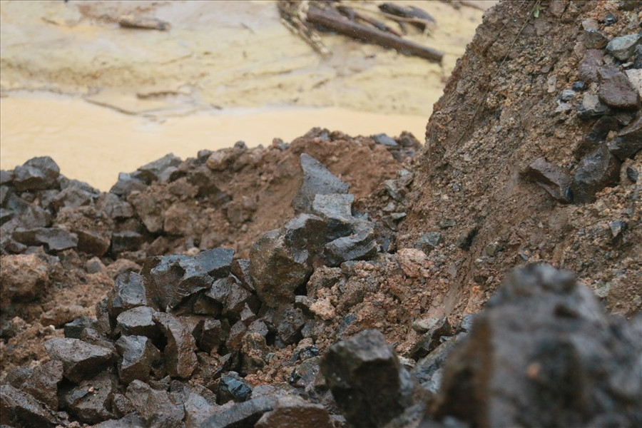 Sạt lở kết hợp sụt lún nghiêm trọng ở Quốc lộ 26 đoạn Km 53+400. Ảnh: Bảo Trung