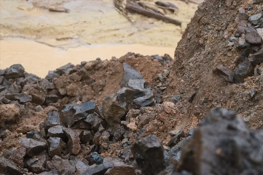 Sạt lở kết hợp sụt lún nghiêm trọng ở Quốc lộ 26 đoạn Km 53+400. Ảnh: Bảo Trung