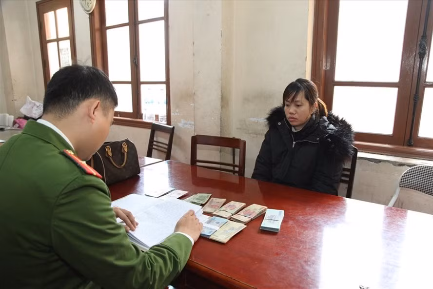 Cơ quan chức năng tạm giữ đối tượng chuyên trộm tiền mừng đám cưới. Ảnh: Công an cung cấp
