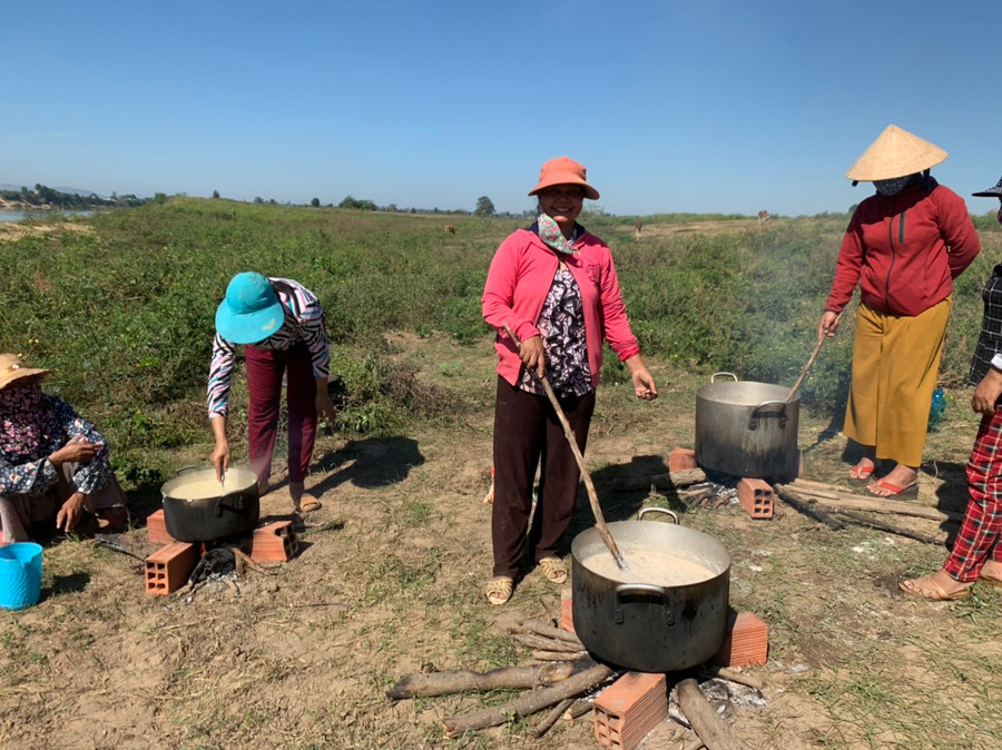 2..Ngay từ sáng sớm, dân làng đã tập trung đông đủ tại bến sông để chuẩn bị cho buổi lễ. Chị em phụ nữ phụ trách trách nấu ăn.