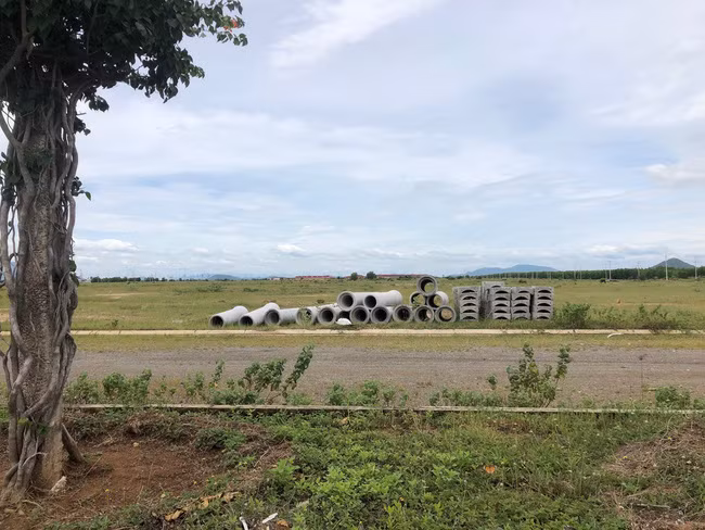 Đất trống trong KCN Hàm Kiệm 1. Ảnh: Bùi Phụ.