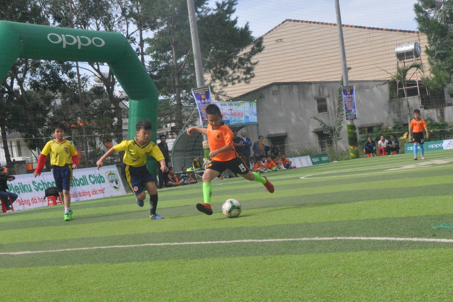 Một pha bóng hấp dẫn của các cầu thủ “nhí”. Ảnh: Nguyễn Tú
