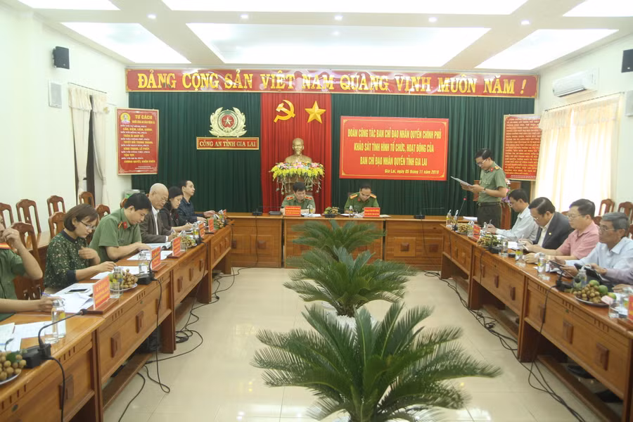 Đoàn công tác Ban Chỉ đạo nhân quyền Chính phủ khảo sát tại Gia Lai. Ảnh: Lê Văn Ngọc