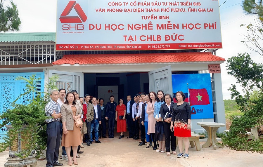 Khai trương Văn phòng đại diện tại Gia Lai (địa chỉ: Lô E2/2, Khu dân cư Phú An, xã Diên Phú. TP. Pleiku). Ảnh: Nguyễn Giang Văn phòng đại diện tại Gia Lai tại Khu dân cư Phú An, xã Diên Phú. TP. Pleiku. Ảnh: Nguyễn Giang