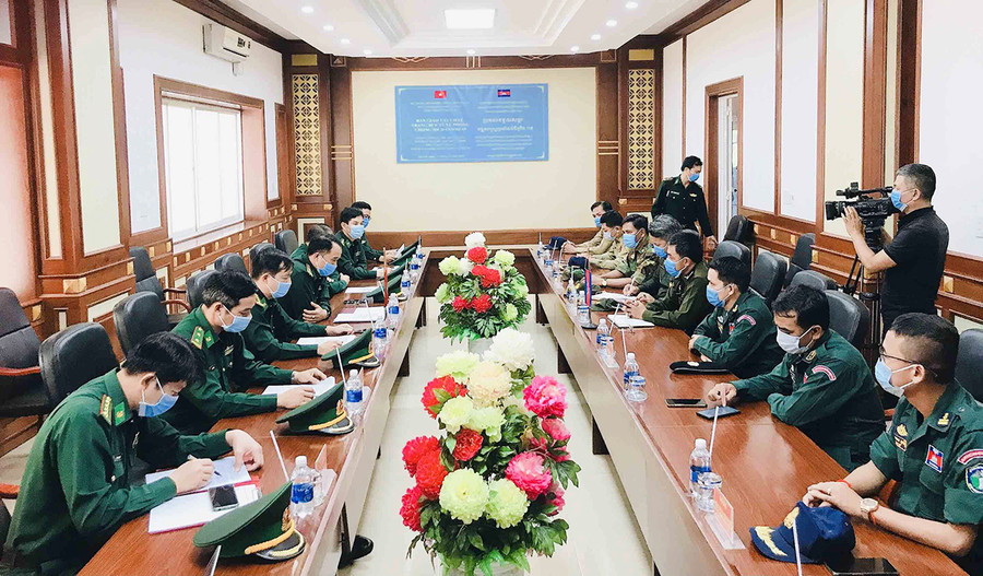 Hai bên trao đổi thông tin về công tác đảm bảo an ninh biên giới. Ảnh: Vĩnh Hoàng Hai bên trao đổi thông tin về công tác đảm bảo an ninh biên giới. Ảnh: Vĩnh Hoàng