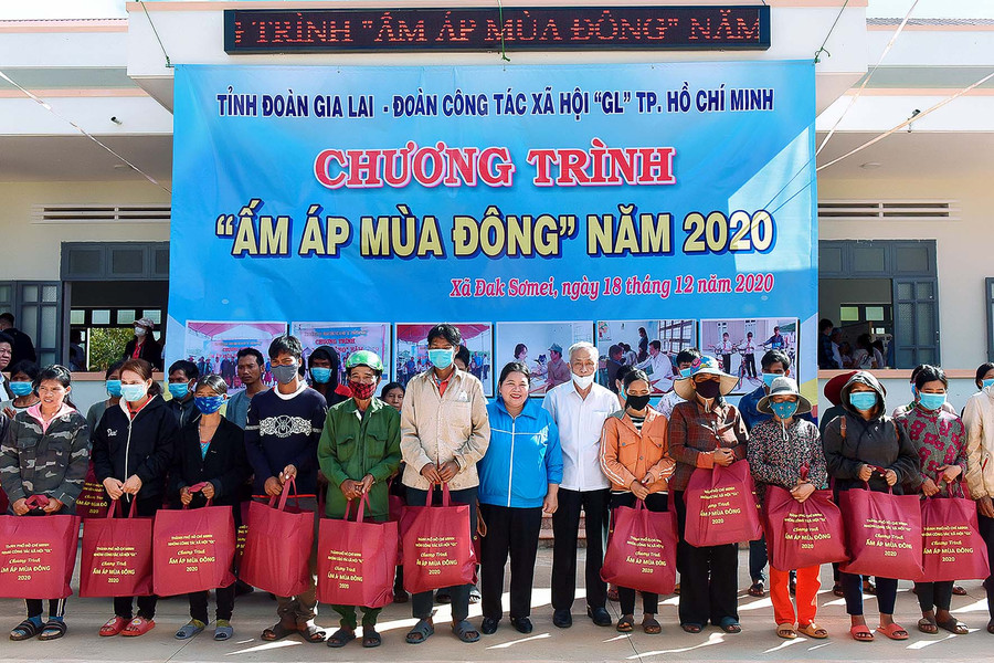 Ảnh 1: Chương trình “Ấm áp mùa đông” là hoạt động phối hợp thường niên giữa Tỉnh Đoàn Gia Lai và Đoàn công tác xã hội “GL” TP.Hồ Chí Minh.