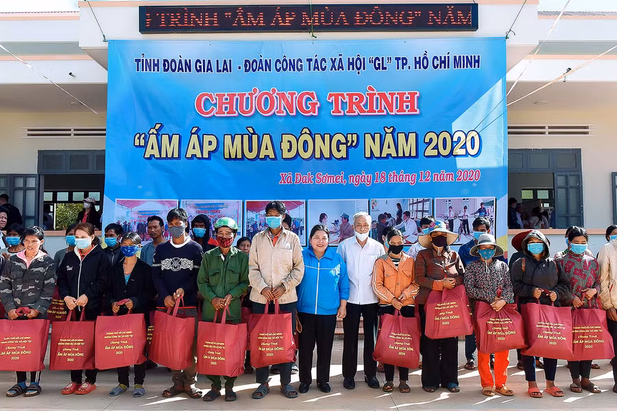 Ảnh 1: Chương trình “Ấm áp mùa đông” là hoạt động phối hợp thường niên giữa Tỉnh Đoàn Gia Lai và Đoàn công tác xã hội “GL” TP.Hồ Chí Minh.