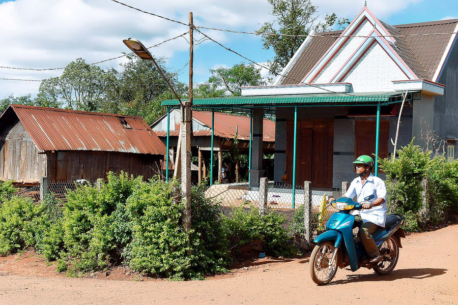 4.Mỗi ngày ông Kpă Biêk đến từng hộ gia đình trong làng để vận động bà con tham gia xây dựng nông thôn mới.