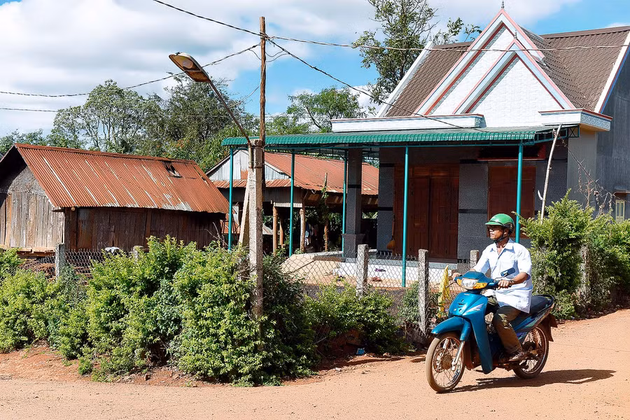 4.Mỗi ngày ông Kpă Biêk đến từng hộ gia đình trong làng để vận động bà con tham gia xây dựng nông thôn mới.