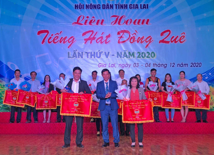 Ông Nguyễn Minh Trưởng-Tỉnh ủy viên, Chủ tịch Hội Nông dân tỉnh trao giải nhất toàn đoàn cho Hội Nông dân huyện Phú Thiện. Ảnh P.L