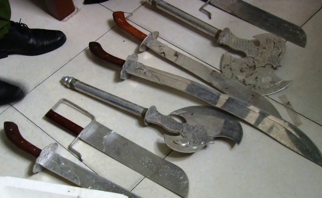 Nhiều vũ khí nóng được phát hiện khi khám xét nhà của nghi phạm Võ Ngọc Thạch. ẢNH: Q.HUY Nhiều vũ khí nóng được phát hiện khi khám xét nhà của nghi phạm Võ Ngọc Thạch. ẢNH: Q.HUY