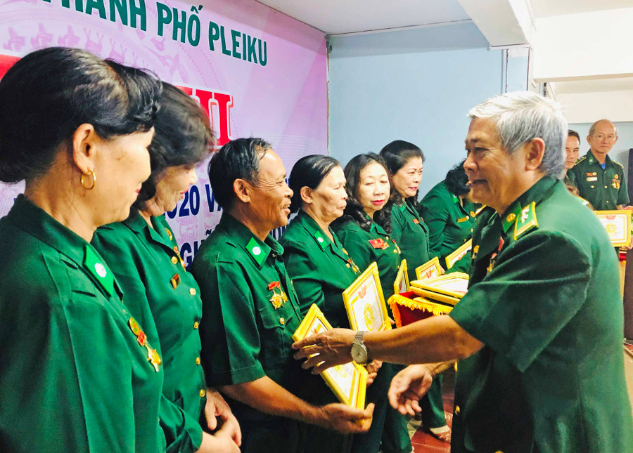 Ông Trương Minh Hải-Chủ tịch Hội Cựu TNXP TP. Pleiku tặng giấy khen cho các cá nhân có thành tích xuất sắc trong phong trào Cựu TNXP làm kinh tế giỏi-Vì nghĩa tình đồng đội. Ảnh: Phan Lài