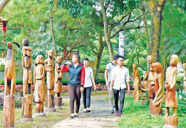 Tượng gỗ Tây Nguyên tại Công viên Đồng Xanh (TP. Pleiku). Ảnh: Đức Thụy