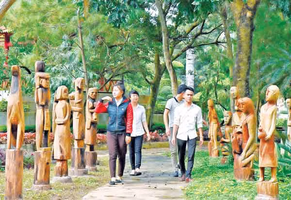 Tượng gỗ Tây Nguyên tại Công viên Đồng Xanh (TP. Pleiku). Ảnh: Đức Thụy