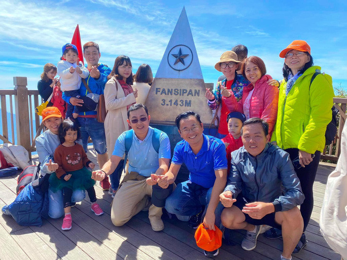 Du khách thích thú tham quan trên đỉnh Fansipan (Sa Pa, Lào Cai).Ảnh: LAM GIANG Du khách thích thú tham quan trên đỉnh Fansipan (Sa Pa, Lào Cai).Ảnh: LAM GIANG