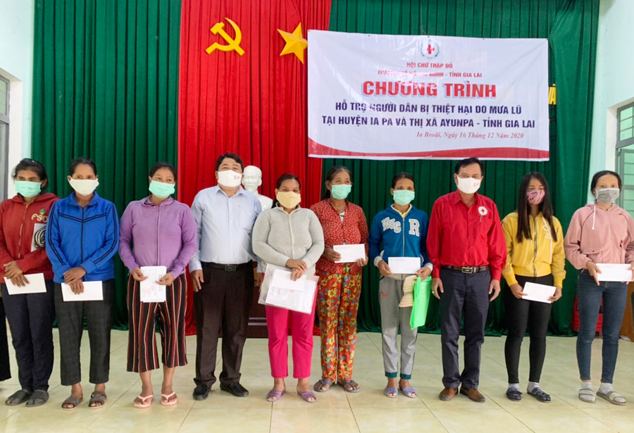 Đại diện Hội Chữ thập đỏ TP. Hồ Chí Minh tặng quà cho các hộ nghèo tại xã Ia Broăi. Ảnh: Vũ Chi Đại diện Hội Chữ thập đỏ TP. Hồ Chí Minh tặng quà cho các hộ nghèo tại xã Ia Broai. Ảnh: Vũ Chi