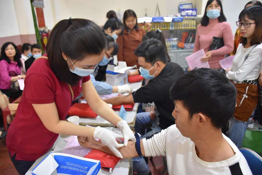 Các tình nguyện viên CLB Giọt hồng Pleiku tham gia hiến máu tình nguyện. Ảnh: Hà Phương