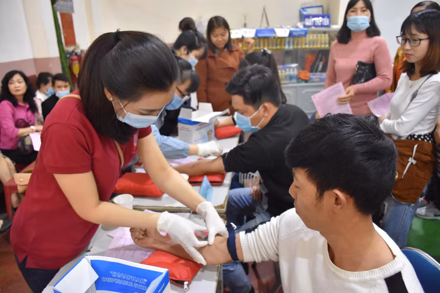 Các tình nguyện viên CLB Giọt hồng Pleiku tham gia hiến máu tình nguyện. Ảnh: Hà Phương