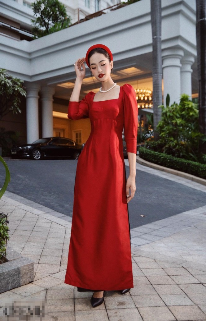 Người đẹp thời trang Bùi Thị Thanh Nhàn sở hữu chiều cao 1m69 và số đo ba vòng lần lượt là: 80 - 62 – 90. Cô diện áo dài cách tân, đội mấn, khoe vẻ đẹp vừa cổ điển vừa hiện đại.