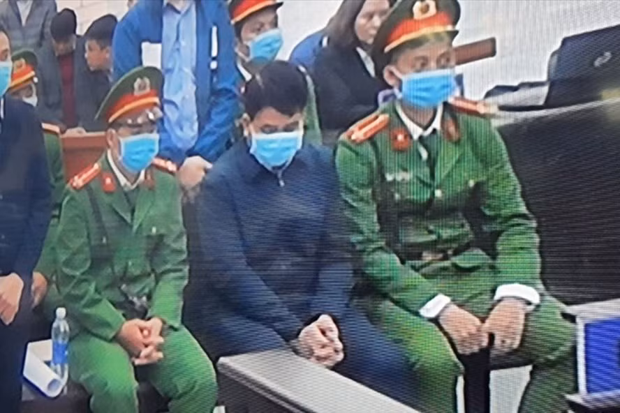 Cựu Chủ tịch UBND TP Hà Nội, ông Nguyễn Đức Chung (ngồi giữa, hàng đầu) tại toà. Ảnh chụp qua màn hình.