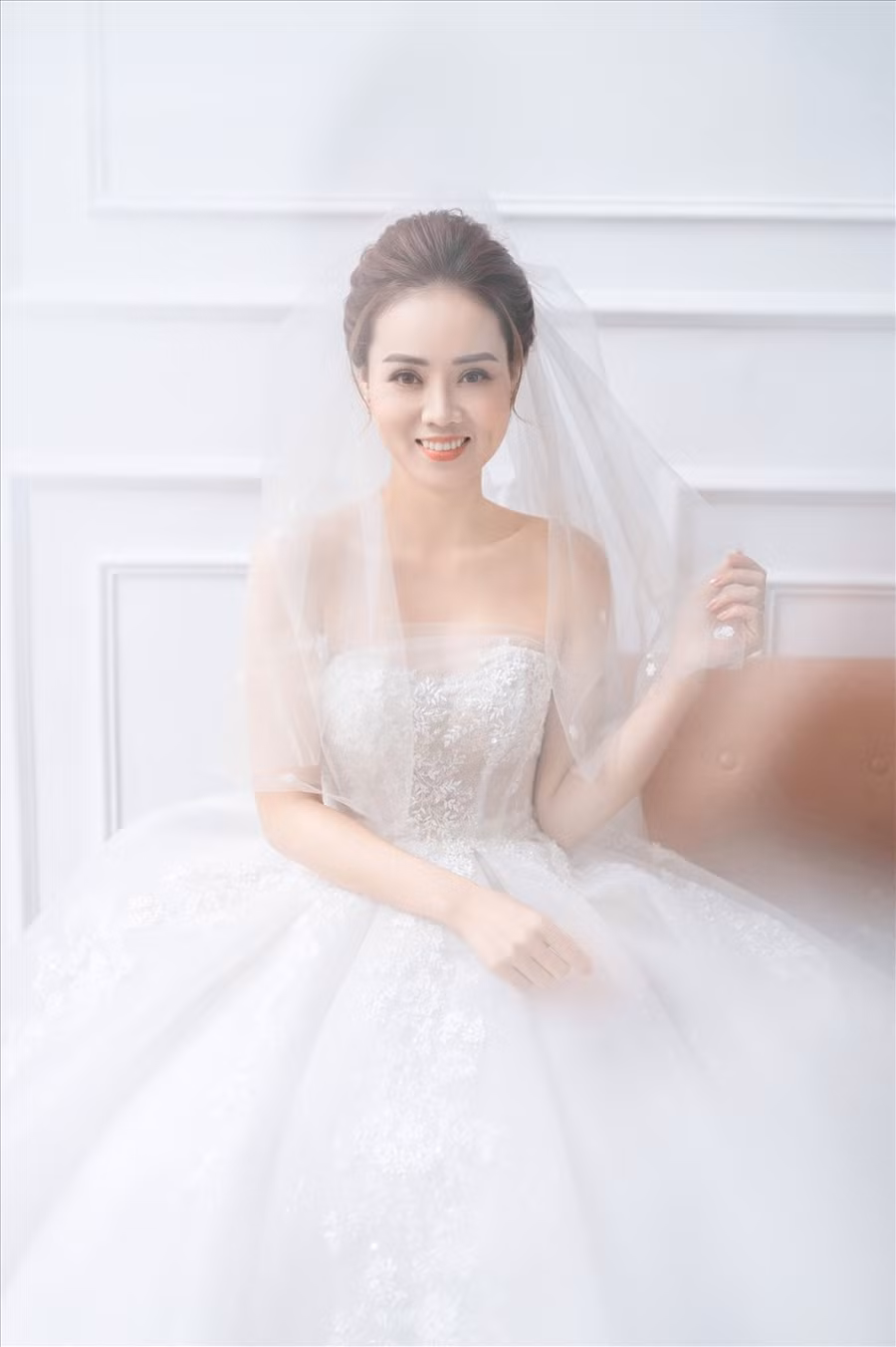 Ngọc Hà là người có đam mê thời trang, cô rất chỉn chu mỗi khi có cơ hội xuất hiện cùng ông xã tương lai tại các sự kiện trọng đại như khi nghệ sĩ Công Lý đón nhận danh hiệu NSND, Lễ bổ nhiệm vai trò phó giám đốc nhà hát Kịch Hà Nội… Ngọc Hà cũng là người tư vấn cho NSND Công Lý thay đổi cách ăn mặc bớt đơn điệu và ngày càng trẻ trung. Ảnh: Mạnh Bi.