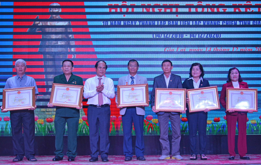Chủ tịch UBND tỉnh Võ Ngọc Thành tặng bằng khen cho các tập thể. Ảnh: Anh Huy