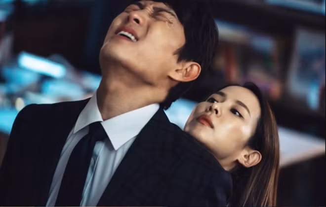 Jo Yeo Jeong (phải) khiến khán giả vừa tò mò vừa sợ hãi trong 'Lừa em, cưng tiêu rồi' ẢNH: CẮT TỪ CLIP