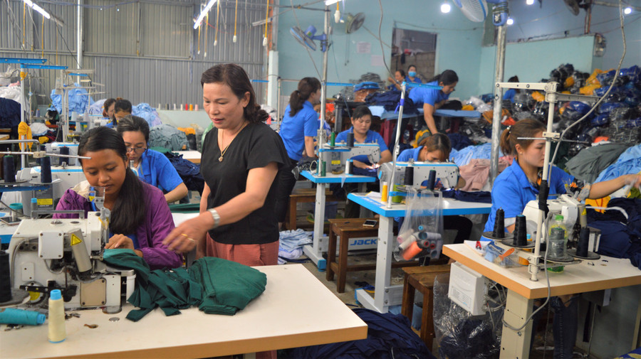Hợp tác xã May gia công An Phú (xã An Phú, TP. Pleiku) liên kết dạy nghề, tạo việc làm cho lao động nữ trên địa bàn tỉnh. Ảnh: Đinh Yến