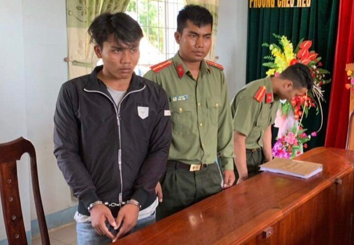 Đối tượng Ksor Kmip bị lực lượng Công an bắt giữ. Ảnh: Văn Ngọc Đối tượng Ksor Kmip (bìa trái) bị lực lượng Công an bắt giữ. Ảnh: Văn Ngọc