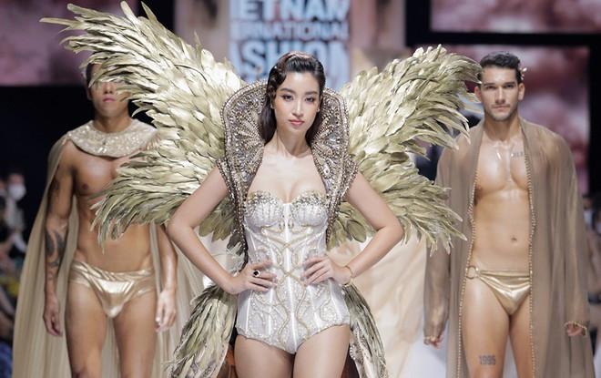 Trang phục của Hoa hậu Việt Nam 2016 lấy cảm hứng của trang phục corset kết hợp cùng phần áo khoác ngoài cầu kỳ, trọng lượng nặng 40kg ẢNH: KIẾNG CẬN