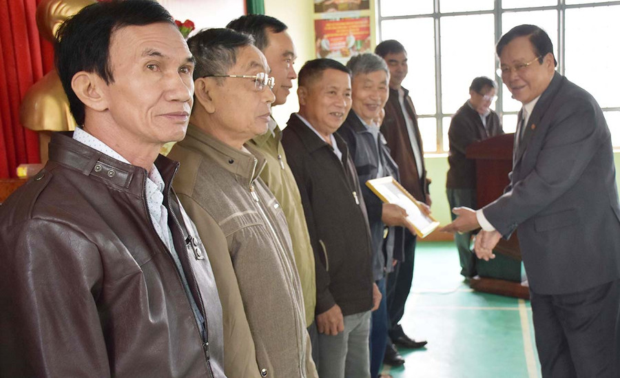 Ông Bùi Thanh Hoàng-Chủ tịch Hội nạn nhân chất độc da cam/dioxin tỉnh tặng giấy khen cho các tập thể có thành tích xuất sắc trong phong trào thi đua “Vì nạn nhân chất độc da cam/dioxin Việt Nam năm 2020”. Ảnh: Hà Phương Ông Bùi Thanh Hoàng-Chủ tịch Hội nạn nhân chất độc da cam/dioxin tỉnh Gia Lai tặng giấy khen cho các tập thể có thành tích xuất sắc trong phong trào thi đua “Vì nạn nhân chất độc da cam/dioxin Việt Nam năm 2020”. Ảnh: Hà Phương