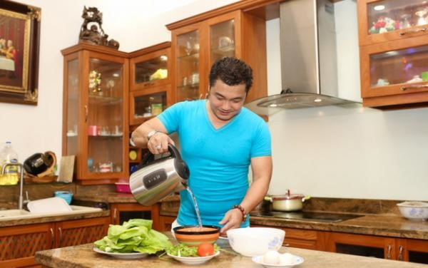 Không gian khu bếp của gia đình Lý Hùng.Ảnh: NSCC. Không gian khu bếp của gia đình Lý Hùng.Ảnh: NSCC.
