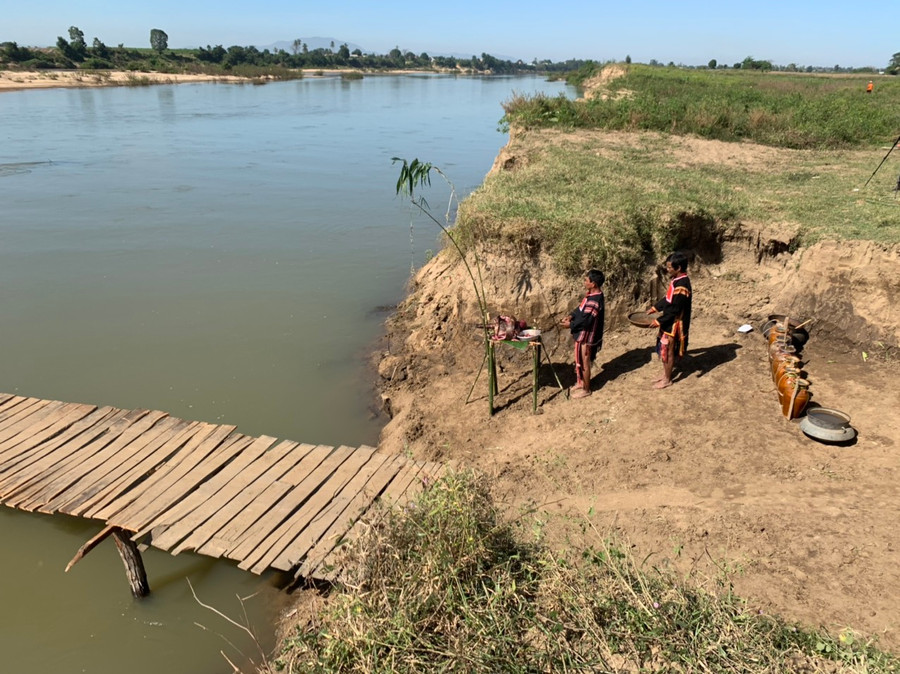 1.Lễ cúng bến nước được tổ chức bên bờ sông Ba thuộc địa phận buôn Kdăm (xã Ia Kdăm, huyện Ia Pa)