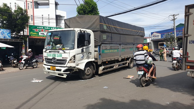 Xe tải vượt ẩu gây tai nạn liên hoàn. ẢNH: TRÙNG DƯƠNG