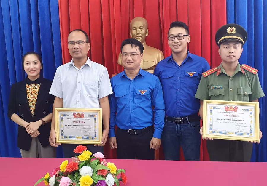 Tỉnh Đoàn tặng Bằng khen cho các gương người tốt-việc tốt. Ảnh Trần Dung