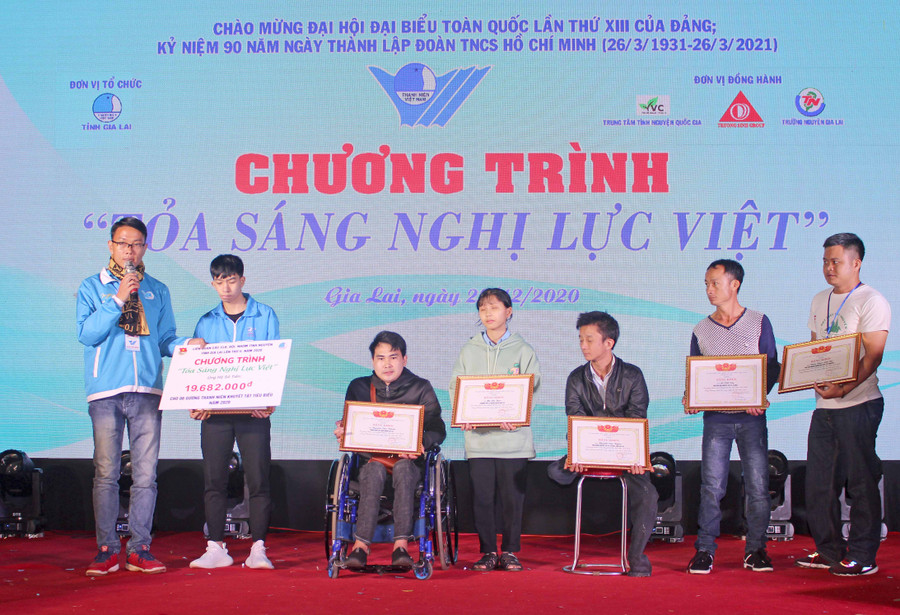 Anh Nguyễn Chí Cẩn (bìa trái)-Phó Chủ tịch Hội Liên hiệp Thanh niên Việt Nam tỉnh trao bằng khen và tiền hỗ trợ cho 6 gương thanh niên khuyết tật có nghị lực vươn lên. Ảnh: Phan Lài