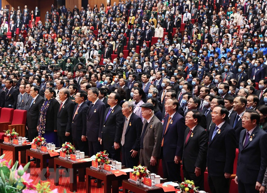 Các vị lãnh đạo, nguyên lãnh đạo Đảng Nhà nước cùng các đại biểu thực hiện nghi lễ chào cờ. (Ảnh: Thống Nhất/TTXVN) Các vị lãnh đạo, nguyên lãnh đạo Đảng Nhà nước cùng các đại biểu thực hiện nghi lễ chào cờ. (Ảnh: Thống Nhất/TTXVN)
