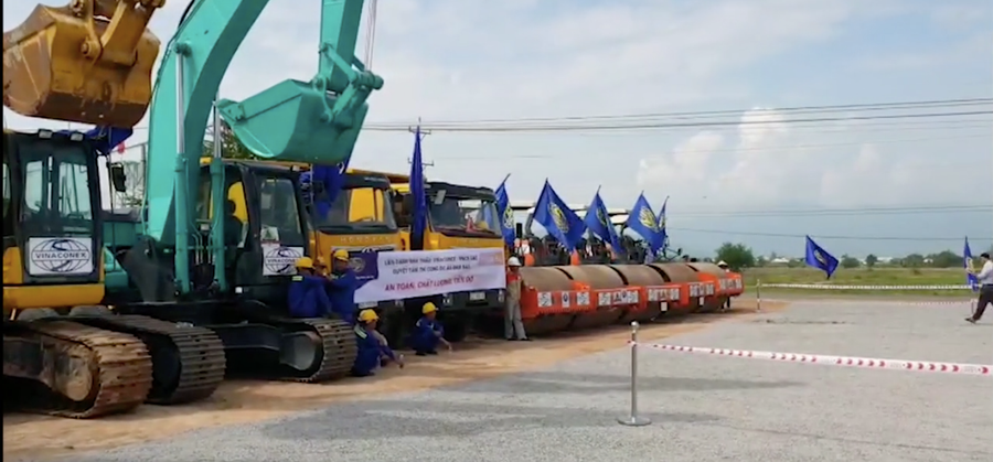 Máy móc thi công cao tốc Bắc - Nam đoạn Phan Thiết - Dầu Giây. Máy móc thi công cao tốc Bắc - Nam đoạn Phan Thiết - Dầu Giây.