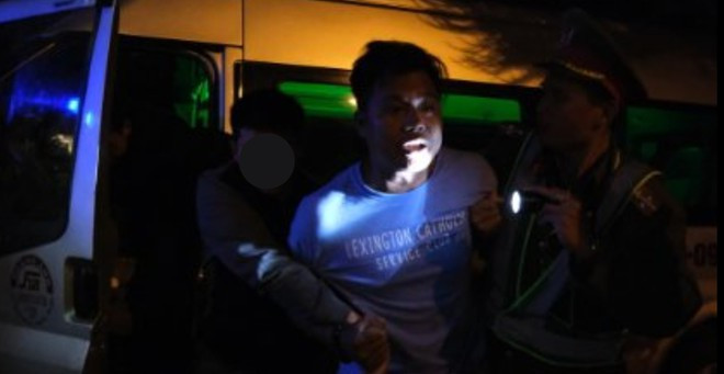 Lực lượng chức năng khống chế tài xế ra khỏi xe ẢNH: G.B