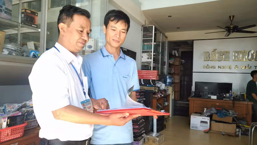 Cán bộ Chi cục Thuế TP. Pleiku hướng dẫn anh Nguyễn Văn Quý (phường Yên Đổ) lập hồ sơ khai thuế năm 2021. Ảnh: Sơn Ca