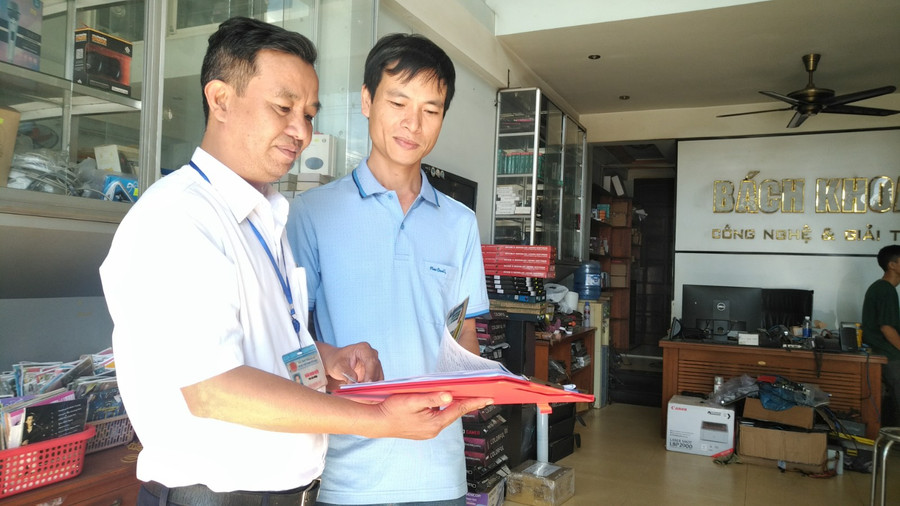 Cán bộ Chi cục Thuế TP. Pleiku hướng dẫn anh Nguyễn Văn Quý (phường Yên Đổ) lập hồ sơ khai thuế năm 2021. Ảnh: Sơn Ca